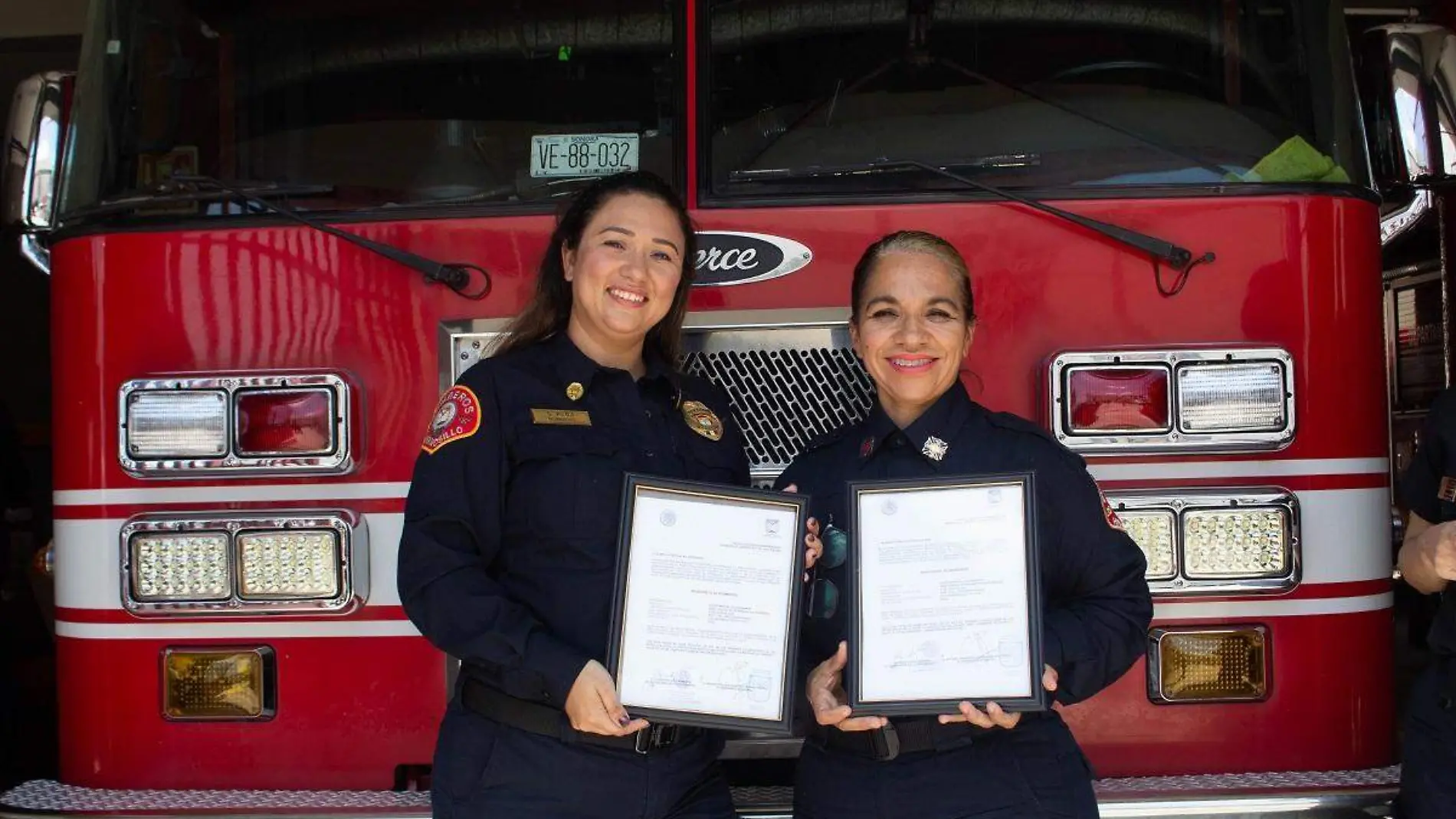 Entrevista primeras maquinistas mujeres bomberos Scarleth Iveth Alba y Miriam Alvarez - Mike Acosta (2)